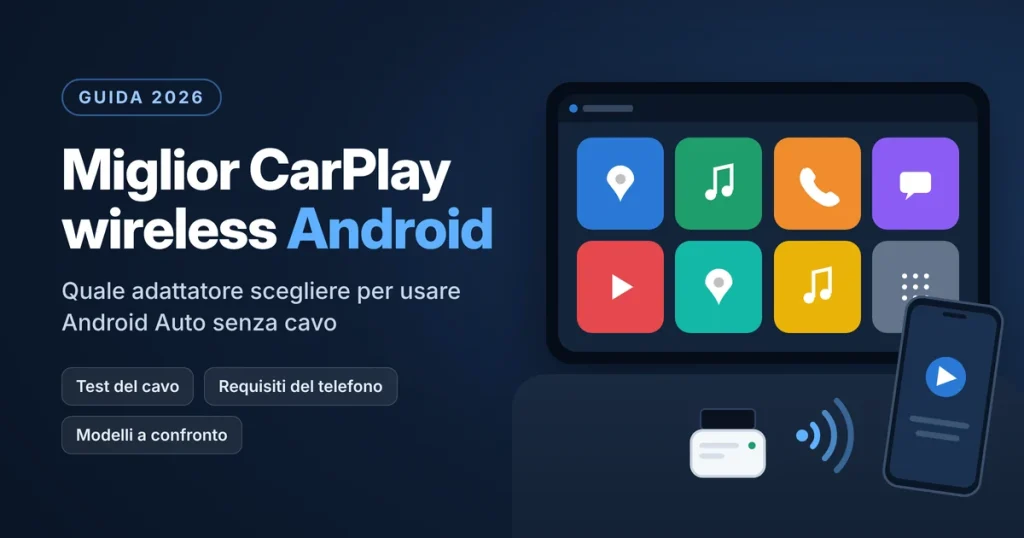Interno di un'auto con guida a sinistra e piccolo adattatore bianco sulla console accanto allo schermo acceso