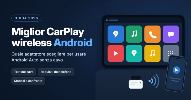 Interno di un'auto con guida a sinistra e piccolo adattatore bianco sulla console accanto allo schermo acceso